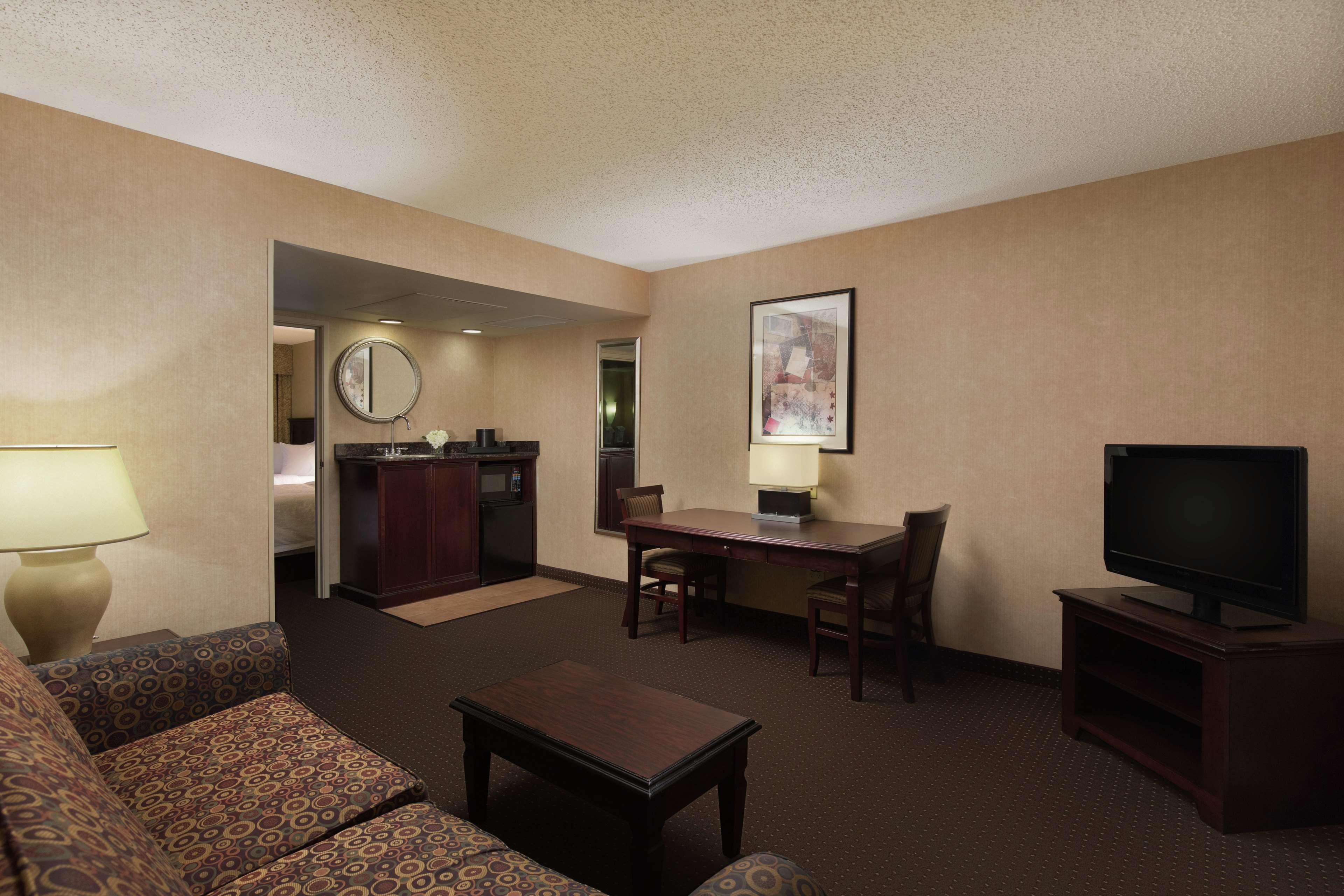 Embassy Suites Лъбък Екстериор снимка
