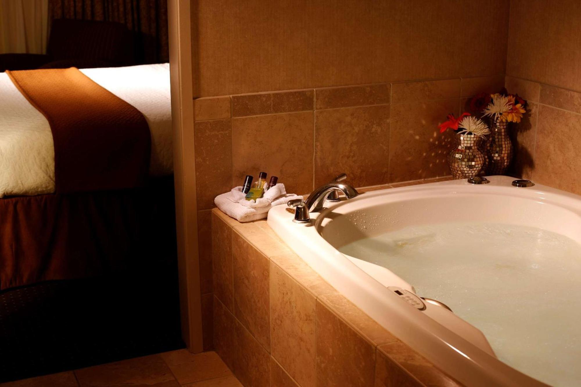 Embassy Suites Лъбък Екстериор снимка