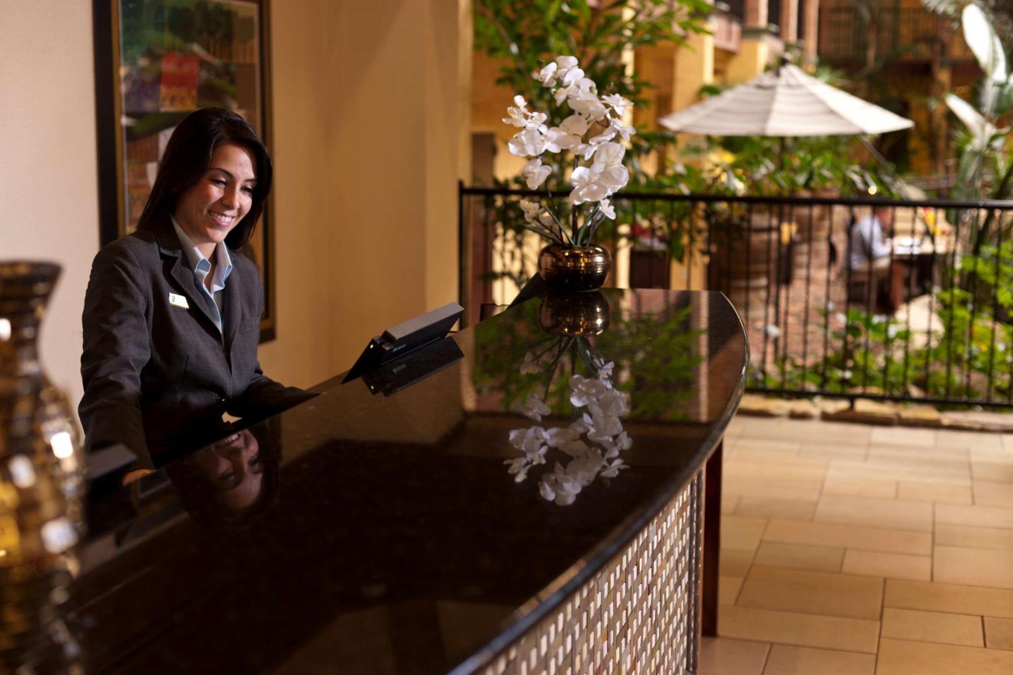 Embassy Suites Лъбък Екстериор снимка