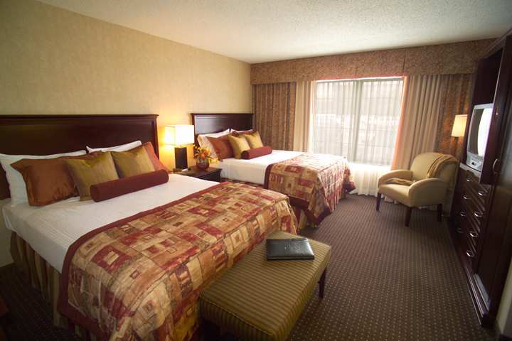 Embassy Suites Лъбък Стая снимка